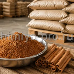 Красно-коричневый порошок корицы в стальной чаше рядом с палочками корицы и мешками на складе специй