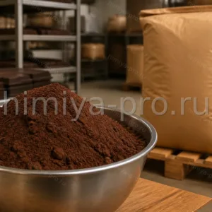 Тёмно-коричневый порошок кэроба сильной обжарки в стальной чаше как заменитель какао на складе
