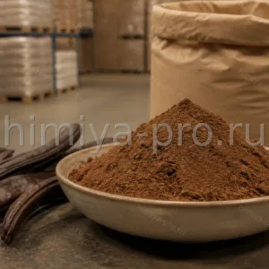 Светло-коричневый порошок кэроба средней обжарки в керамической чаше как заменитель какао на складе