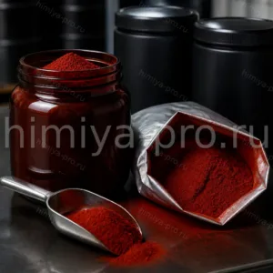 Красный порошок ликопина в светозащитной банке и промышленной упаковке на тёмном складе ингредиентов