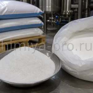 Белые кристаллы лимонной кислоты Е330 моногидрата в промышленных мешках на складе пищевых кислот