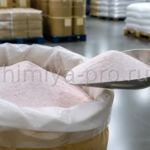 Светло-розовый порошок аспартата марганца в промышленном мешке на складе нутрицевтического сырья для БАД