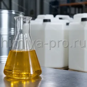 Светло-жёлтое масло вечерней примулы в лабораторной колбе и промышленных канистрах на холодном складе