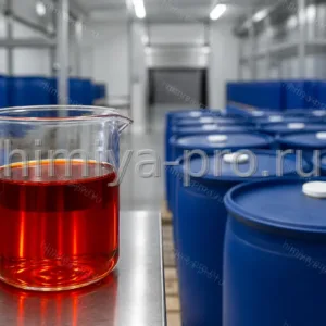 Красно-оранжевое масло криля в лабораторном стакане и промышленных бочках на холодильном складе сырья