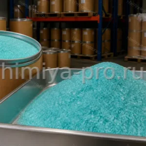 Светло-голубой кристаллический порошок глюконата меди в барабане на складе сырья для пищевых премиксов