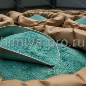 Зеленовато-синий порошок цитрата меди в промышленных мешках на складе минерального сырья для БАД