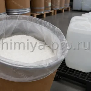 Белый гигроскопичный порошок метоксида натрия в герметичном барабане на сухом складе химического сырья