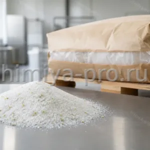 Белые кристаллы смеси эритритола с экстрактом архата у промышленного мешка на складе пищевого сырья