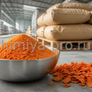 Оранжевый порошок сушёной моркови в стальной чаше рядом с промышленными мешками на складе пищевых ингредиентов