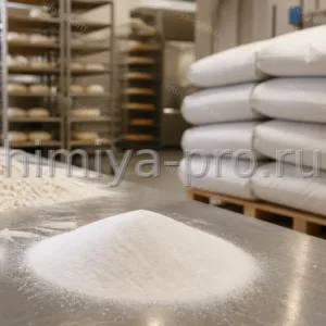 Белый порошок натрия стеарил фумарата на столе хлебопекарного цеха рядом с мешками улучшителя теста