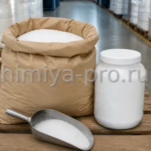 Белый кристаллический порошок никотиновой кислоты в промышленной таре на складе сырья для фармацевтики и кормов