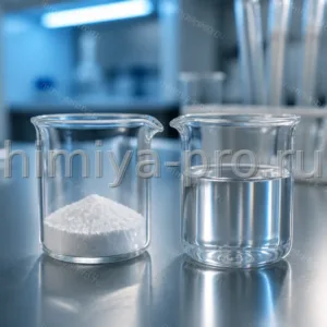 Белый порошок и прозрачный раствор пальмитоил олигопептида Oligopeptide-24 на лабораторном столе формулятора