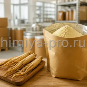 Светло-жёлтый порошок пептидов женьшеня в мешке рядом с корнями женьшеня на складе нутрицевтического сырья