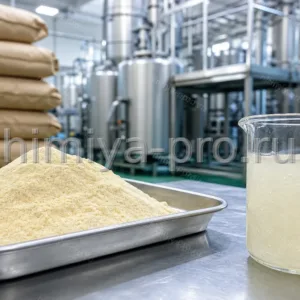 Кремовый порошок пшеничных пептидов и вязкий водный раствор на фоне мешков и ёмкостей пшеничного гидролизата.