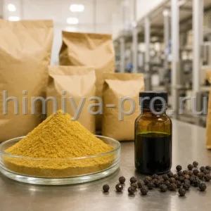 Жёлтый порошок экстракта чёрного перца и тёмно-зелёный CO2-экстракт в амбер-флаконе на фоне ботанического склада.