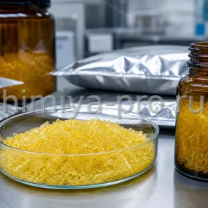 Жёлтые кристаллы пиперина в лабораторной чашке и янтарной банке на фасовочном столе тонкой химии.