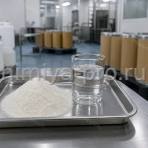 Белый порошок повидона K25 на стальном лотке и низковязкий раствор связующего на фоне фибровых барабанов 25 кг.