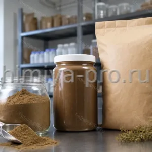 Сухой коричневый порошок экстракта солянки холмовой в банке и мешке на фармацевтическом фасовочном столе.