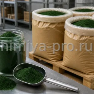 Насыщенно-зелёный порошок спирулины в банке и совке рядом с мешками на складе биологически активных добавок.