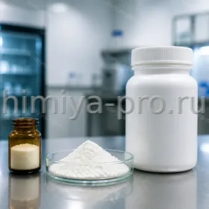Белый порошок таурурсодезоксихолевой кислоты во флаконе на столе чистой фармацевтической лаборатории API.
