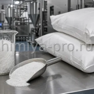 Белые кристаллы L-тирозина в стакане и совке рядом с мешками на линии производства спортивного питания.