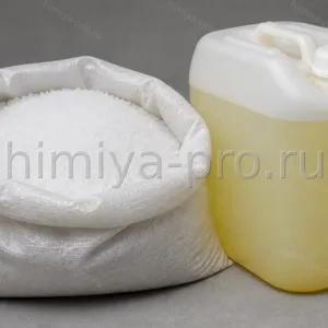 Белые кристаллы хлорита натрия в мешках и бледно-жёлтый раствор в канистре для водоподготовки и дезинфекции