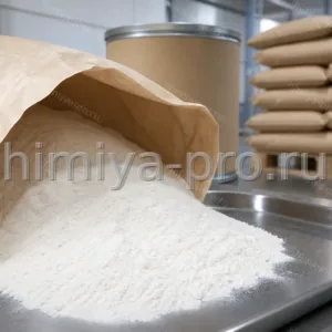 Белый кремовый порошок хондроитин сульфата в открытом промышленном мешке и барабане на складе БАД