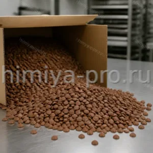 Открытый промышленный короб 25 кг с чипсами молочного шоколада 33% на столе кондитерского цеха