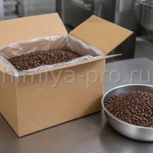 Открытый короб 10 кг молочного шоколада 34% в чипсах на столе кондитерской лаборатории