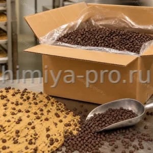 Открытый короб 10 кг тёмного шоколада 54% в чипсах на столе хлебопекарного производства