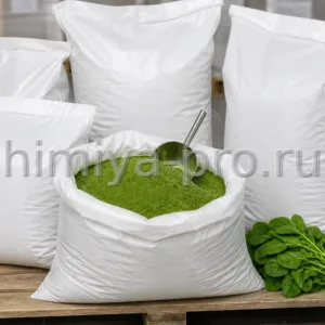 Открытые полиэтиленовые мешки с зелёным порошком шпината на паллете пищевого склада