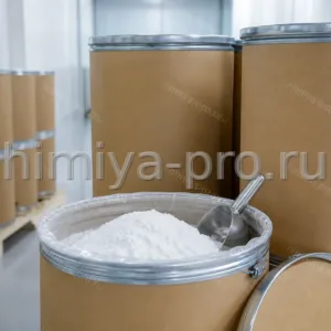 Белый кристаллический порошок амоксициллина тригидрата в фармацевтических барабанах на складе субстанций