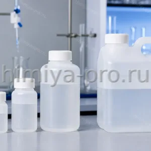 Бутыли с бесцветным 0,1N раствором гидроксида калия для кислотно-основного титрования в лаборатории