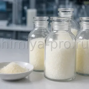 Желтовато-белые кристаллы калия нитрита в лабораторных флаконах для диазотирования и аналитических реакций