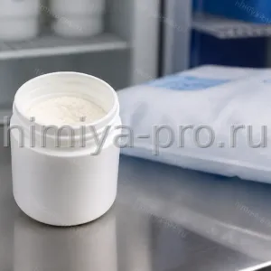 Кремово-белый лиофилизированный порошок лизоцима в герметичной банке на холодном столе, фермент E1105