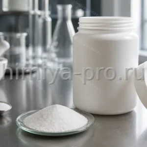 Тонкий белый порошок безводной лимонной кислоты EP в банке HDPE на весовом столе, эксципиент для таблеток