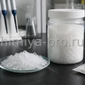 Белые расплывающиеся кристаллы хлорида магния шестиводного AR в герметичной банке, источник Mg2+ для буферов