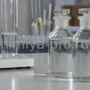 Прозрачный мерный раствор додецилсульфата натрия 0,004 моль/л во флаконах на столе аналитической лаборатории ПАВ