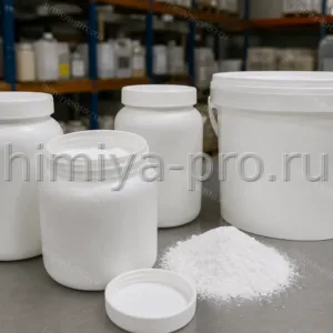 Белый кристаллический карбонат натрия в лабораторных банках и ведре на столе склада фармацевтического сырья