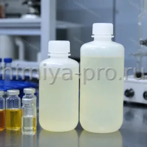 Щелочной раствор плюмбита натрия во флаконах на столе лаборатории контроля нефтепродуктов для пробы Доктора