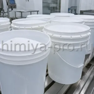 Белые кристаллы натрия фосфата однозамещенного дигидрата мультифармакопейного класса в белых ведрах на паллете