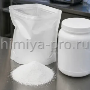 Белый гигроскопичный порошок безводного натрия фосфата двузамещенного в пакете фасовки 1 кг на лабораторном столе