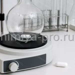 Овальный магнитный мешальник 50×20 мм с покрытием PTFE в круглодонной колбе на плитке