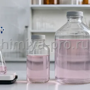 Слабо-розовый титрант серной кислоты 1 моль/л во флаконах 100 мл и 1 л на аналитическом лабораторном столе