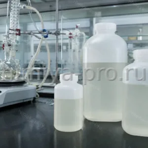 Прозрачный водный раствор тетрабутиламмония гидроксида 40% в лабораторных бутылях на столе органического синтеза.