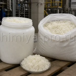 Светлые кристаллы п-толуидина для синтеза в банке HDPE и мешке на палете цеха органических интермедиатов.
