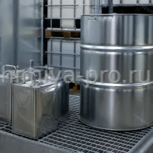 Бесцветный толуол AR в заземлённых металлических канистрах и стальной бочке на складе легковоспламеняющихся жидкостей.