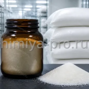 Белый кристаллический порошок L-триптофана в янтарной банке и промышленных мешках для фармацевтики и нутрицевтики.