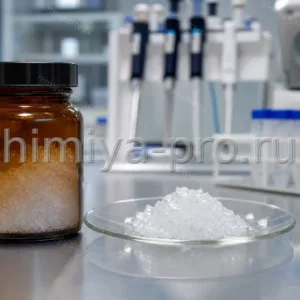 Гигроскопичные кристаллы трихлоруксусной кислоты в янтарной банке для осаждения белков и гистологической фиксации.