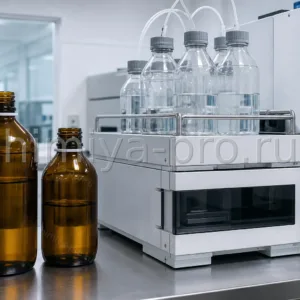 Ледяная уксусная кислота квалификации HPLC в янтарных бутылях у системы жидкостной хроматографии на лабораторном столе.